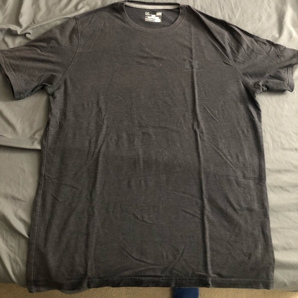 ❌SOLD❌Med/Large Shirt Bundle of 5! - Picture 4 of 5